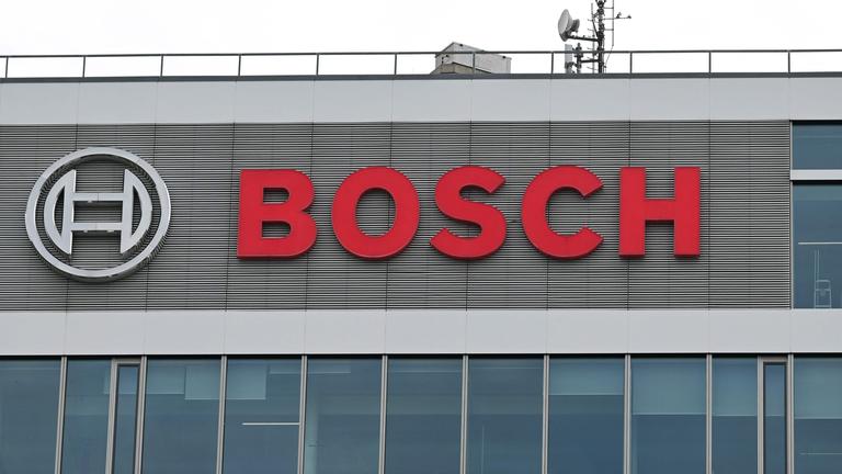 Das Logo des deutschen Technologieunternehmens Bosch ist am 16. April 2026 vor der jährlichen Pressekonferenz des Unternehmens auf dem Forschungszentrum in Renningen in Süddeutschland zu sehen. 