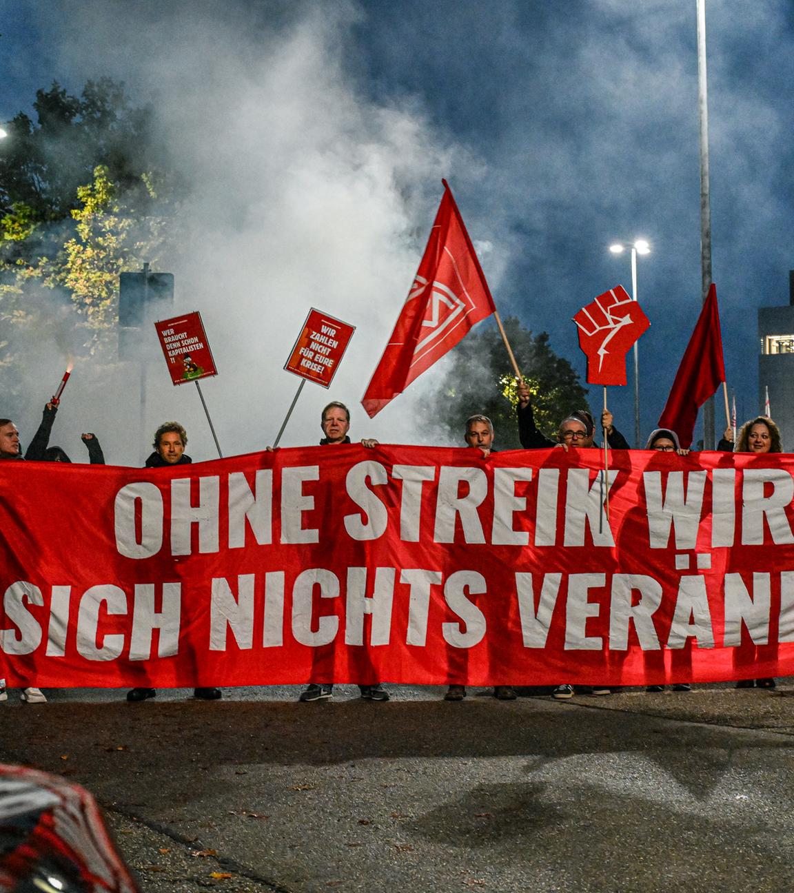 Die IG Metall und Mitarbeiter protestieren gegen die geplanten Stellenstreichungen beim Zulieferer Bosch.