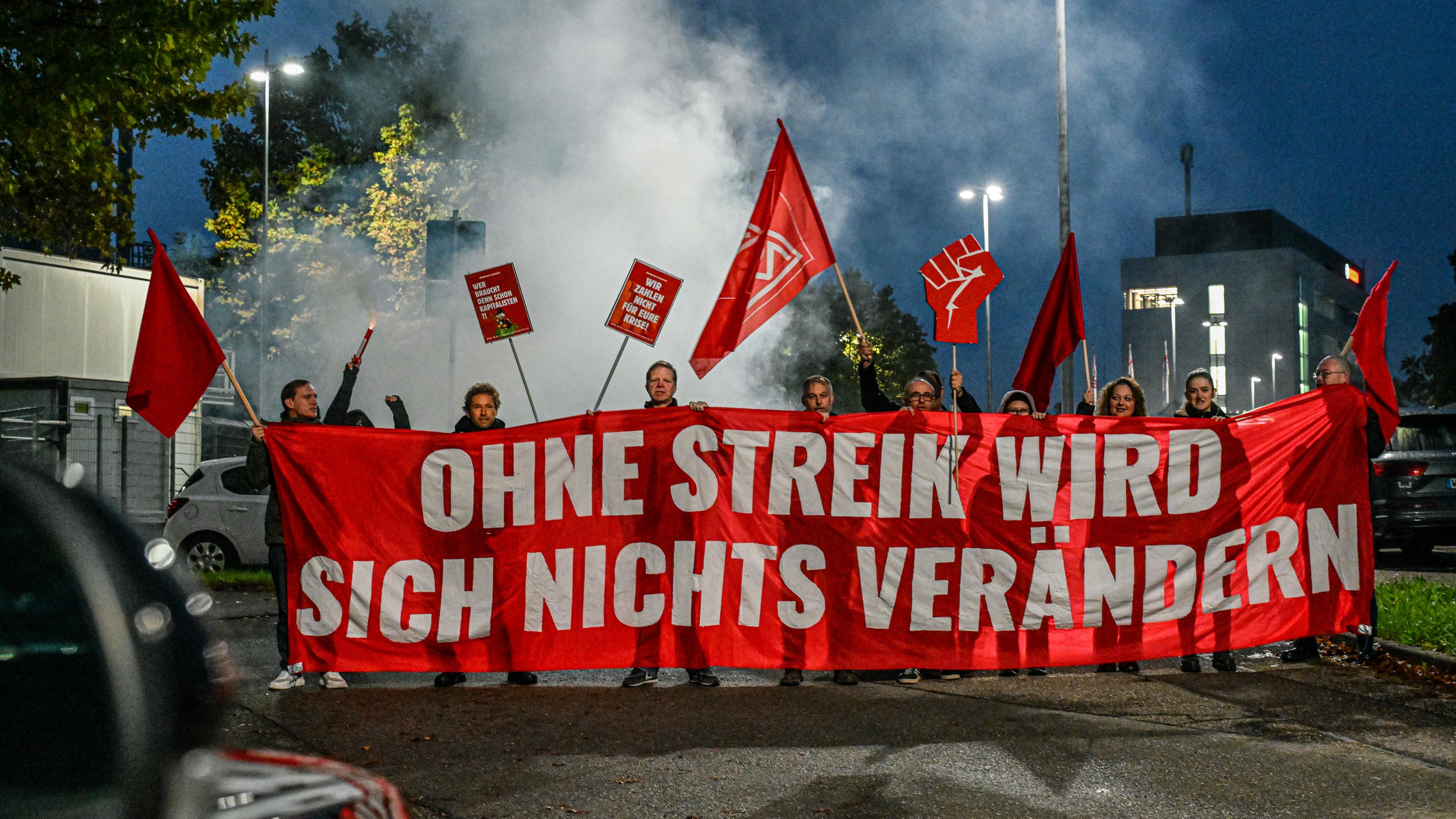 Die IG Metall und Mitarbeiter protestieren gegen die geplanten Stellenstreichungen beim Zulieferer Bosch.