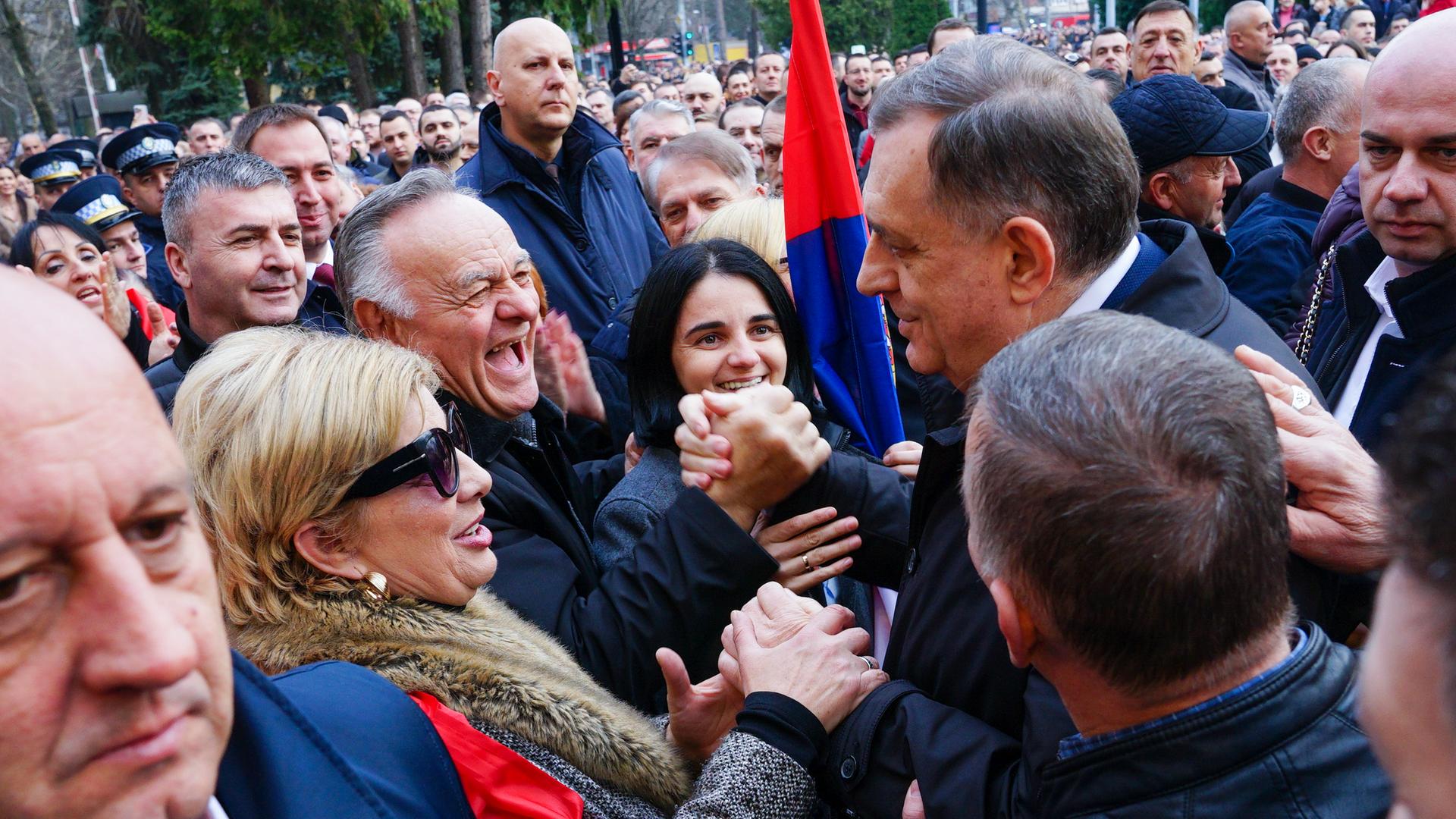 Bosnien-Herzegowina, Banja Luka: Der bosnisch-serbische Präsident Milorad Dodik (r) schüttelt die Hände von Anhängern, die sich versammelt haben, während die Spannungen am Vorabend eines geplanten Gerichtsurteils, das ein Politikverbot oder sogar eine Gefängnisstrafe für den pro-russischen Serbenführer bedeuten könnte, in der bosnischen Stadt zunehmen.