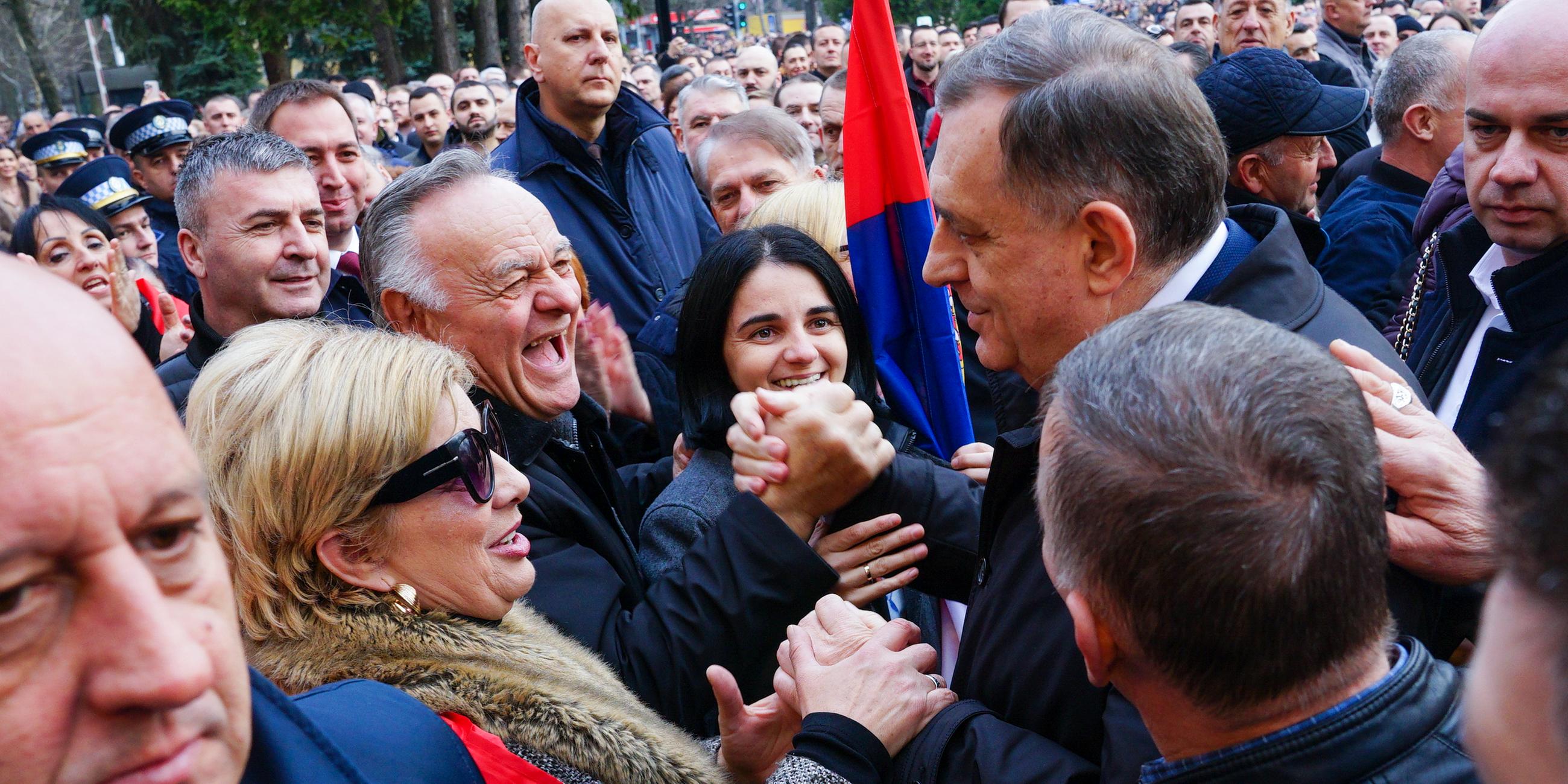 Bosnien-Herzegowina, Banja Luka: Der bosnisch-serbische Präsident Milorad Dodik (r) schüttelt die Hände von Anhängern, die sich versammelt haben, während die Spannungen am Vorabend eines geplanten Gerichtsurteils, das ein Politikverbot oder sogar eine Gefängnisstrafe für den pro-russischen Serbenführer bedeuten könnte, in der bosnischen Stadt zunehmen.