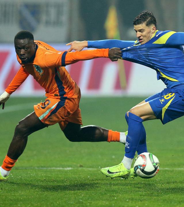 Nations League, Bosnien-Herzegowina - Niederlande am 19. November 2024: Brian Brobbey (Niederlande) im Zweikampf mit Tarik Muharemovic