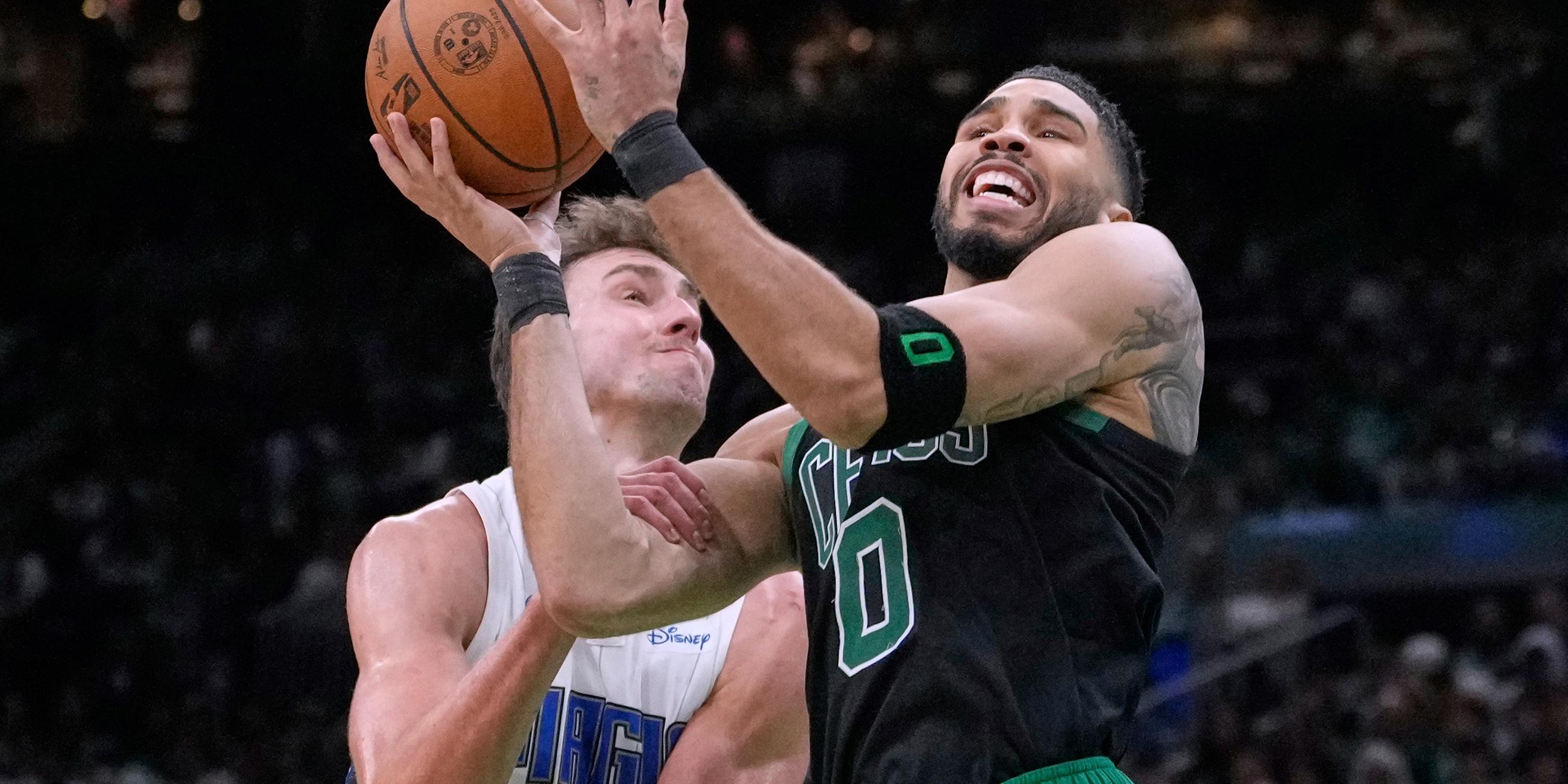 Boston Celtics Angreifer Jayson Tatum (0) wird von Orlando Magic Angreifer Franz Wagner (22) gefoult.