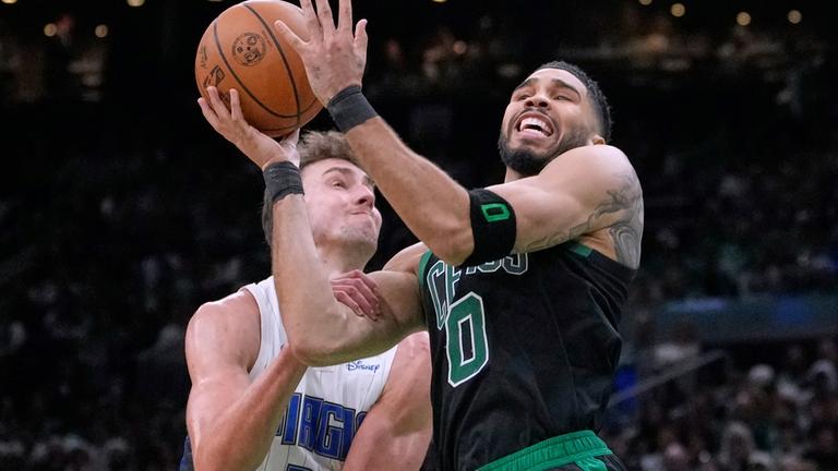 Boston Celtics Angreifer Jayson Tatum (0) wird von Orlando Magic Angreifer Franz Wagner (22) gefoult.