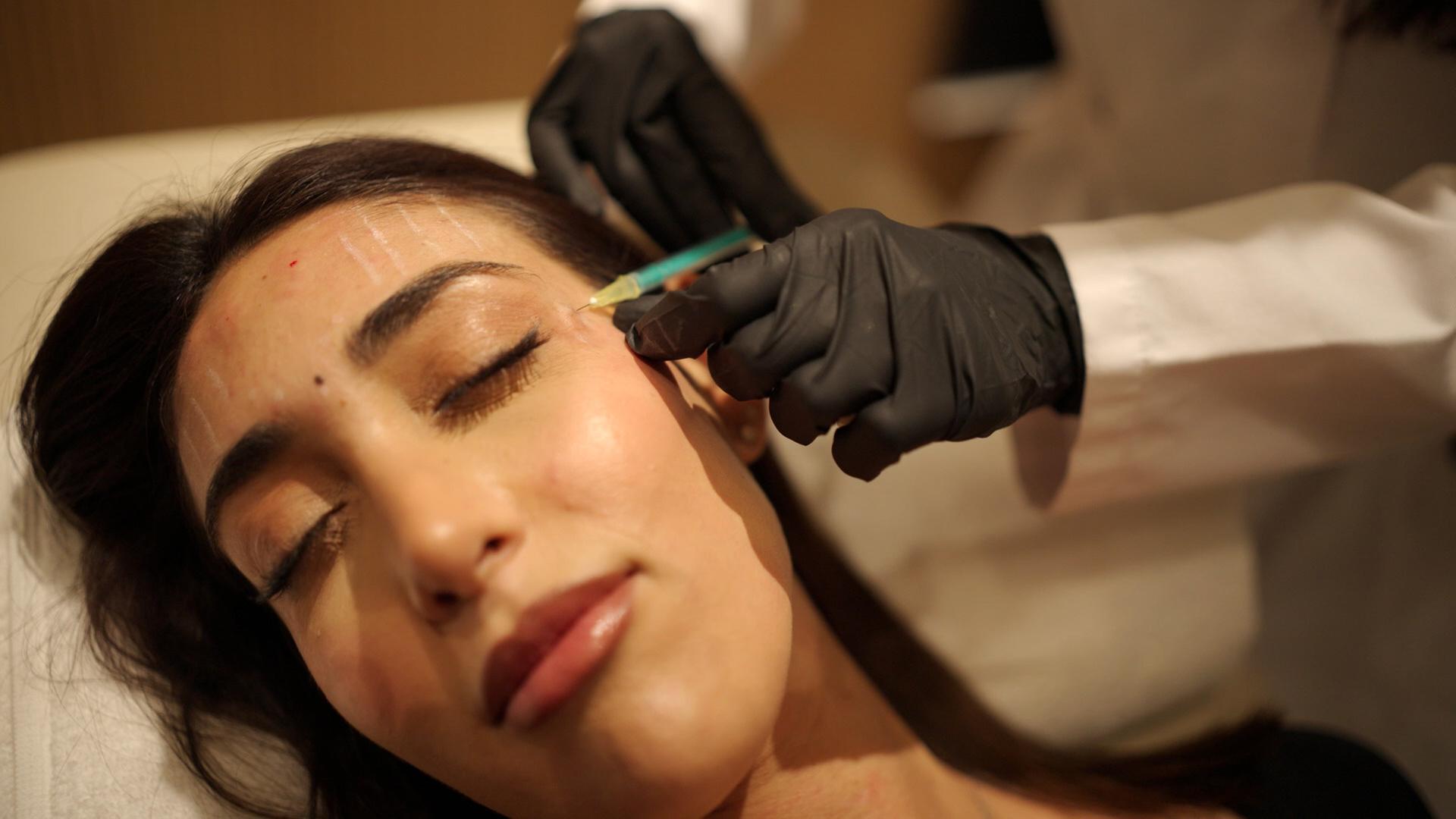 Eine junge Frau während einer Botox-Behandelung.