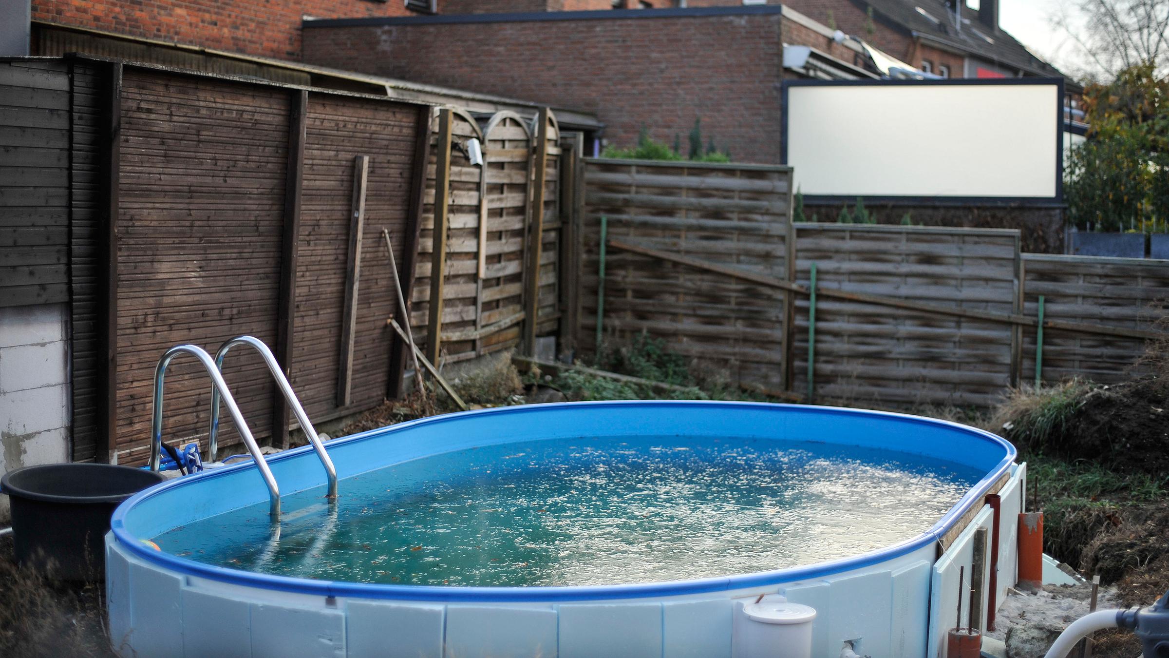 Bottrop: Pool im Garten eines Reihenhauses