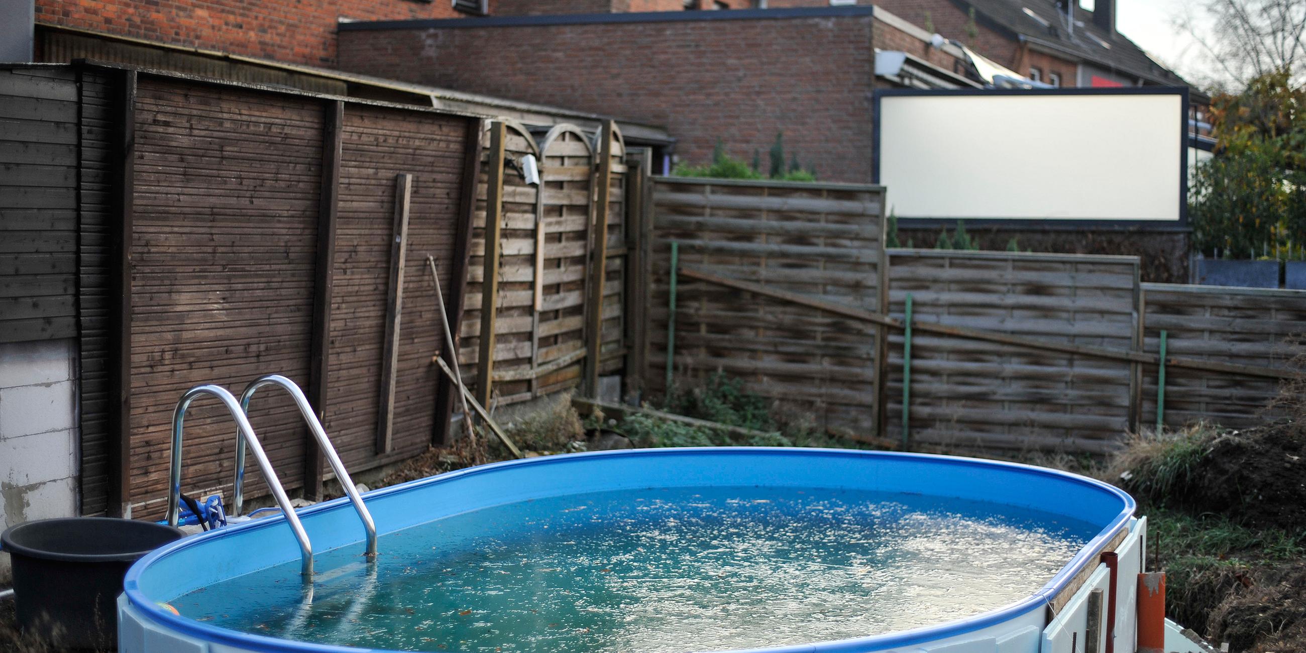 Bottrop: Pool im Garten eines Reihenhauses