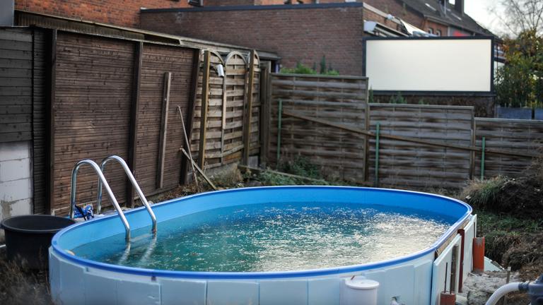 Bottrop: Pool im Garten eines Reihenhauses