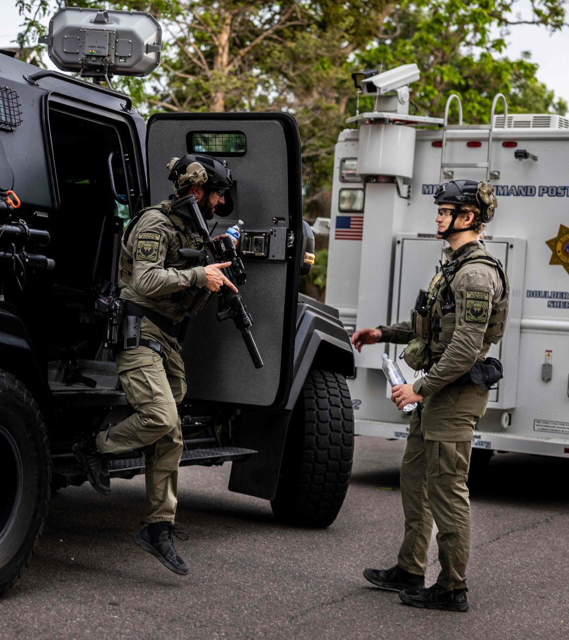 Einsatzkräfte des FBI am Tatort in Boulder nach einem Angriff auf eine jüdische Demonstration.