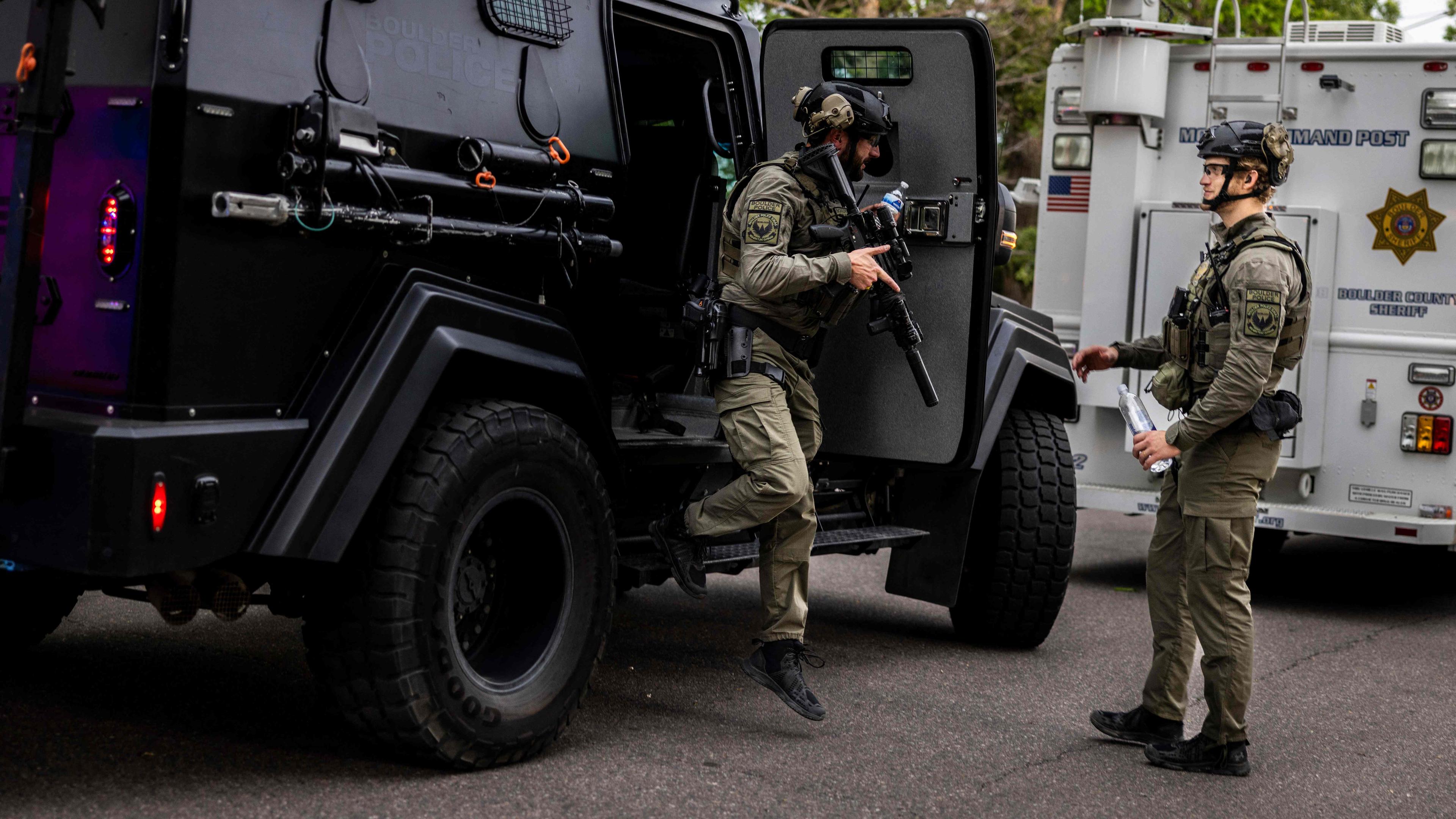 Einsatzkräfte des FBI am Tatort in Boulder nach einem Angriff auf eine jüdische Demonstration.
