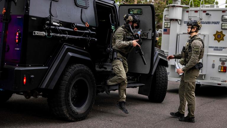 Einsatzkräfte des FBI am Tatort in Boulder nach einem Angriff auf eine jüdische Demonstration.