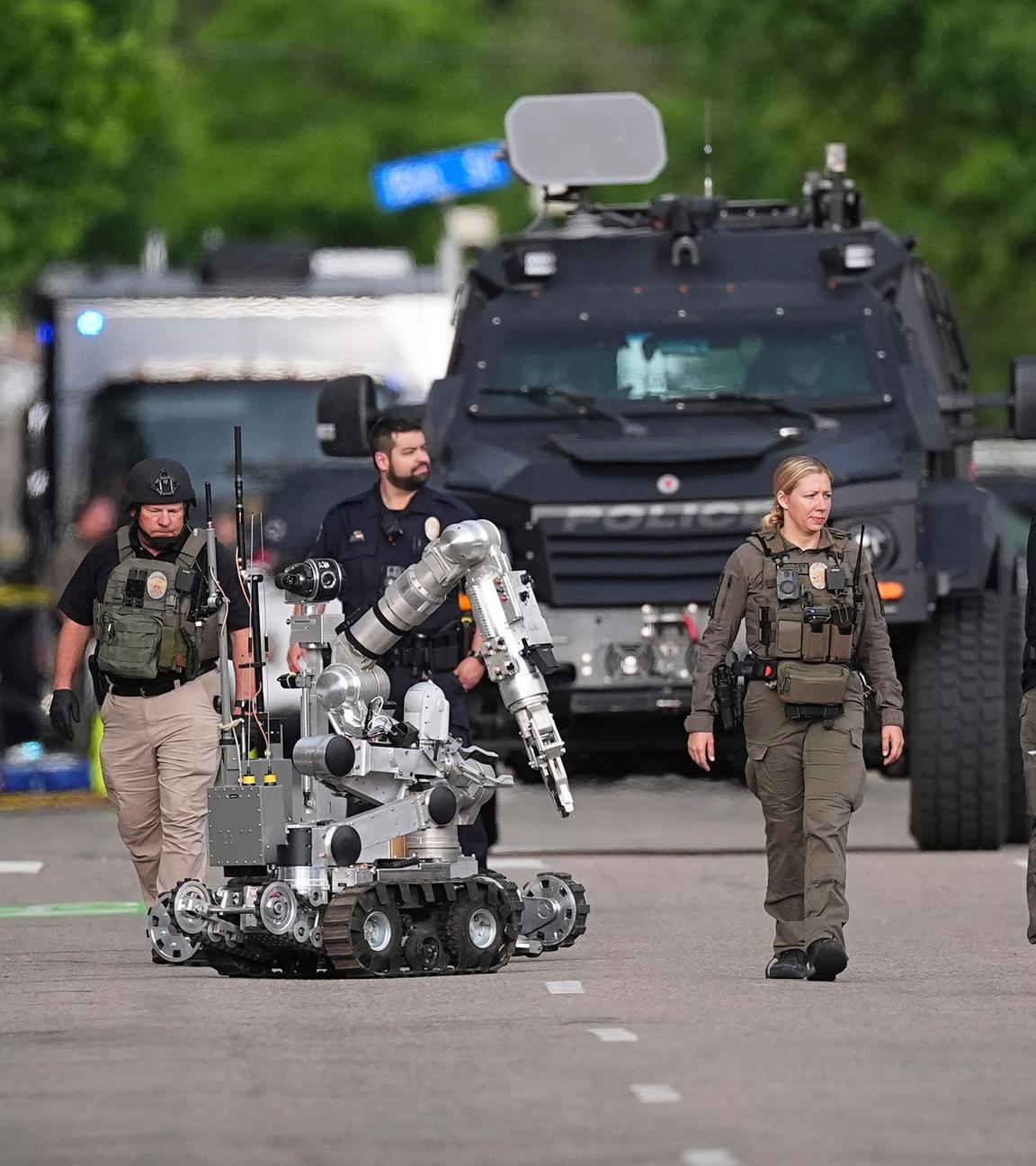 Beamte der Strafverfolgungsbehörden ermitteln nach einem Angriff auf der Pearl Street Mall am Sonntag, 1. Juni 2025, in Boulder, Colorado.