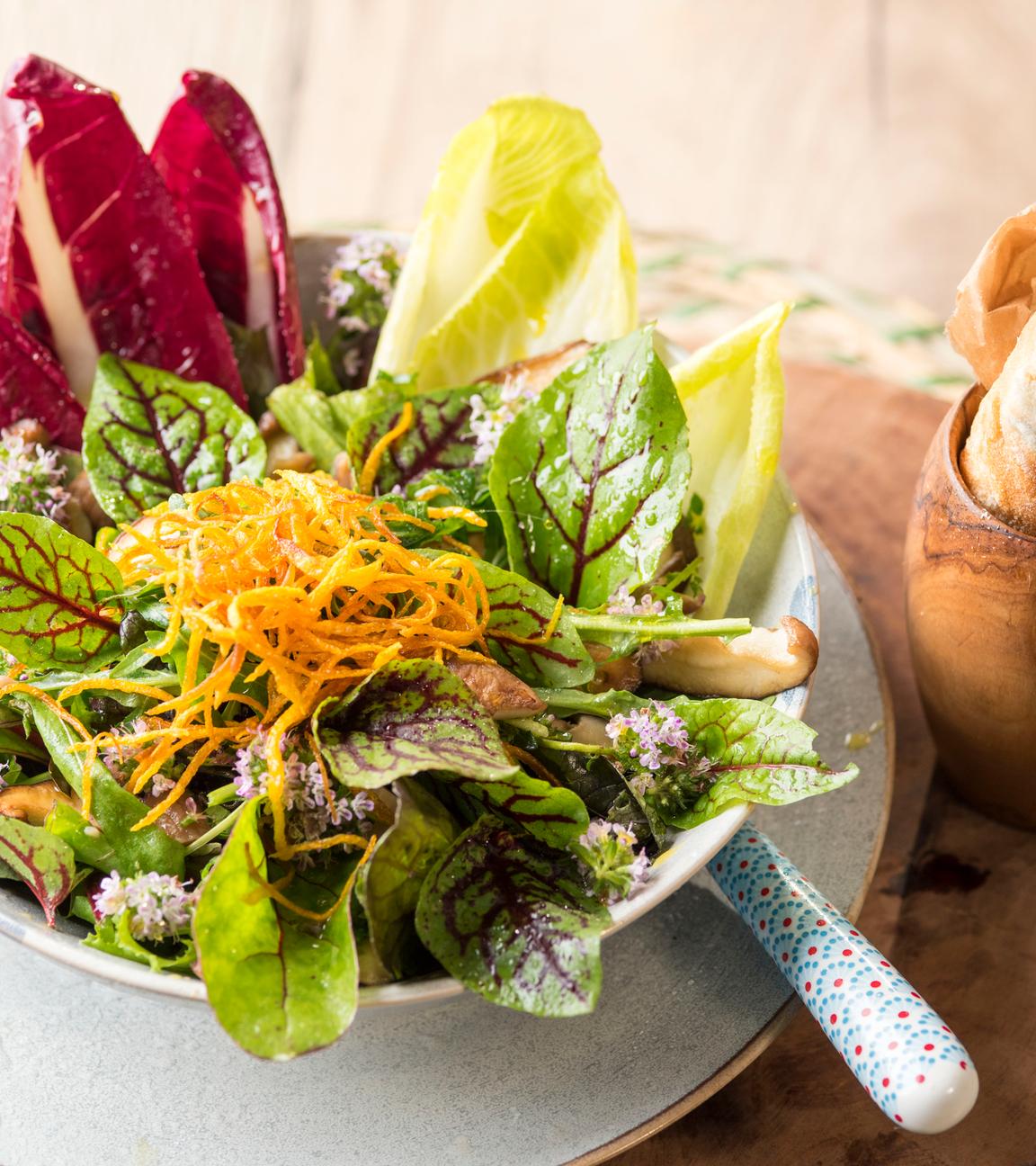 Bowl von Bittersalaten mit Shiitakepilzen und Maronen
