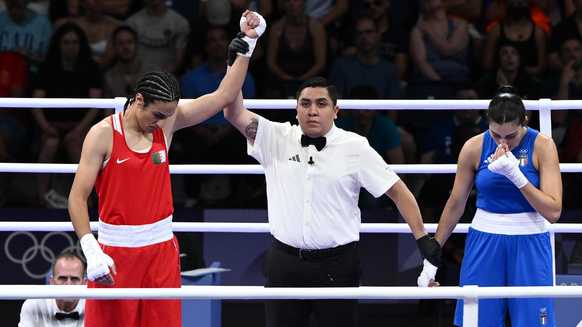 Algeriens Imane Khelif jubelt nachdem Italiens Angela Carini aufgab.