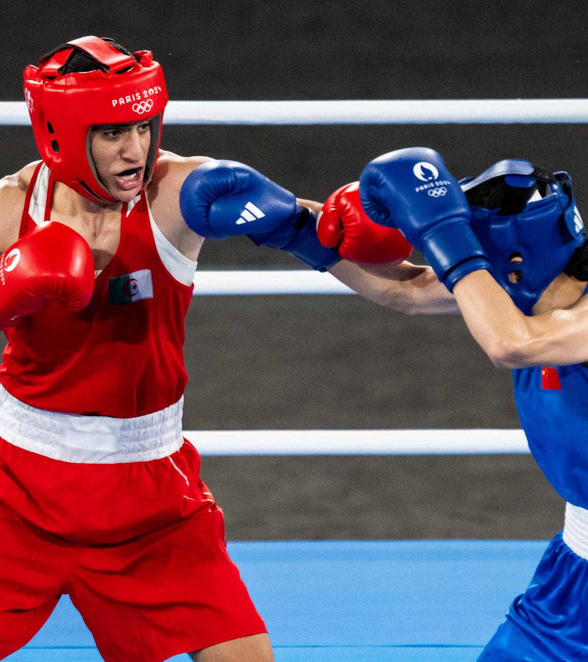 Imane Khelif aus Algerien (rot) gegen Liu Yang aus China (blau) im Goldmedaillen-Finale im Boxen der Frauen.