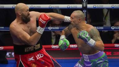 Tyson Fury und Oleksandr Usyk in Aktion bei ihrem Kampf.