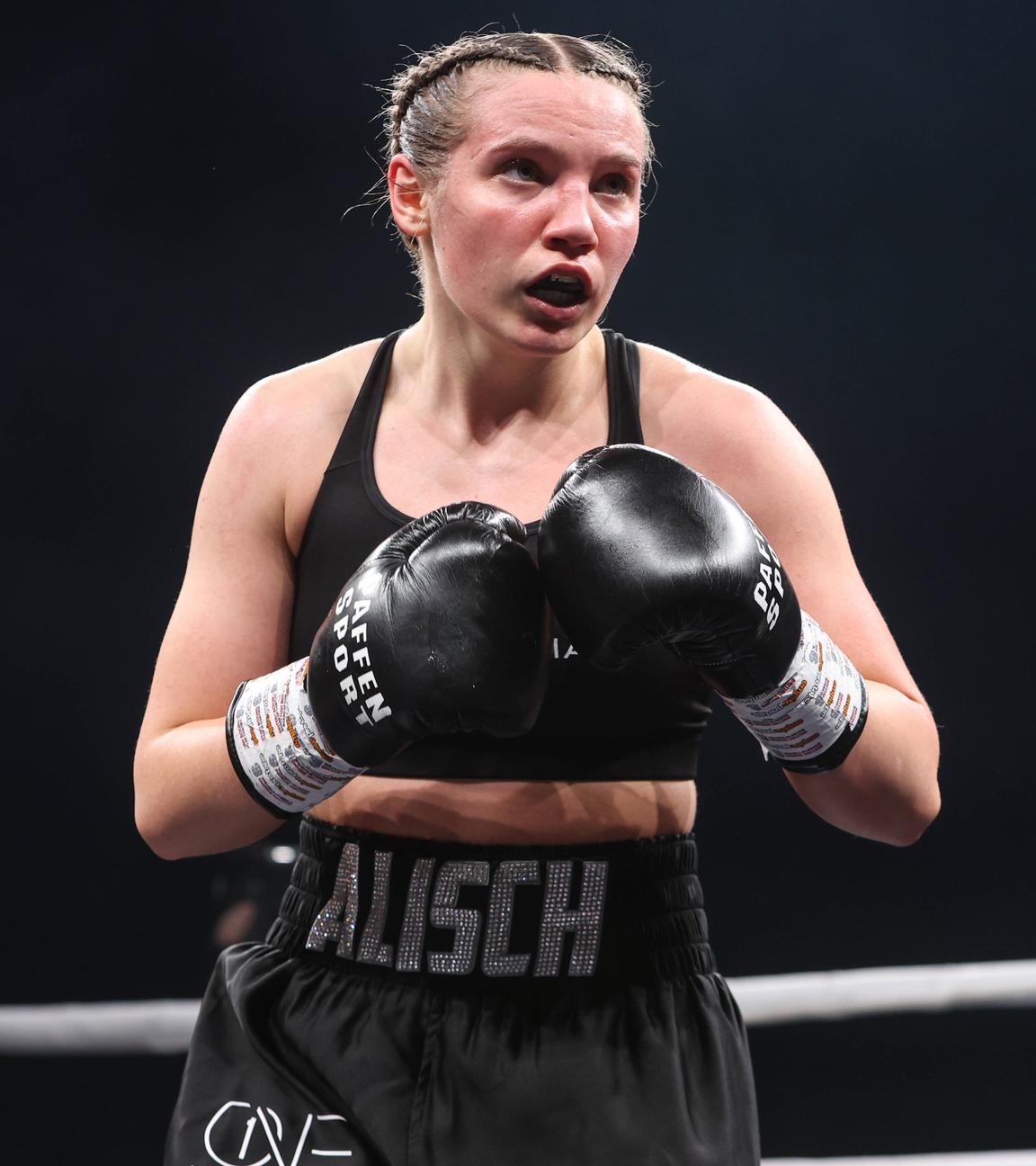 Boxerin Sophie Alisch im Kampf gegen Amel Anouar am 19. März 2022