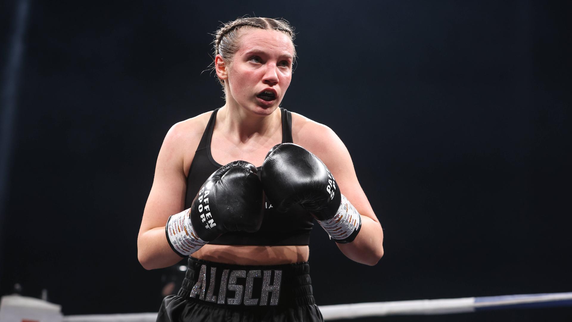 Boxerin Sophie Alisch im Kampf gegen Amel Anouar am 19. März 2022