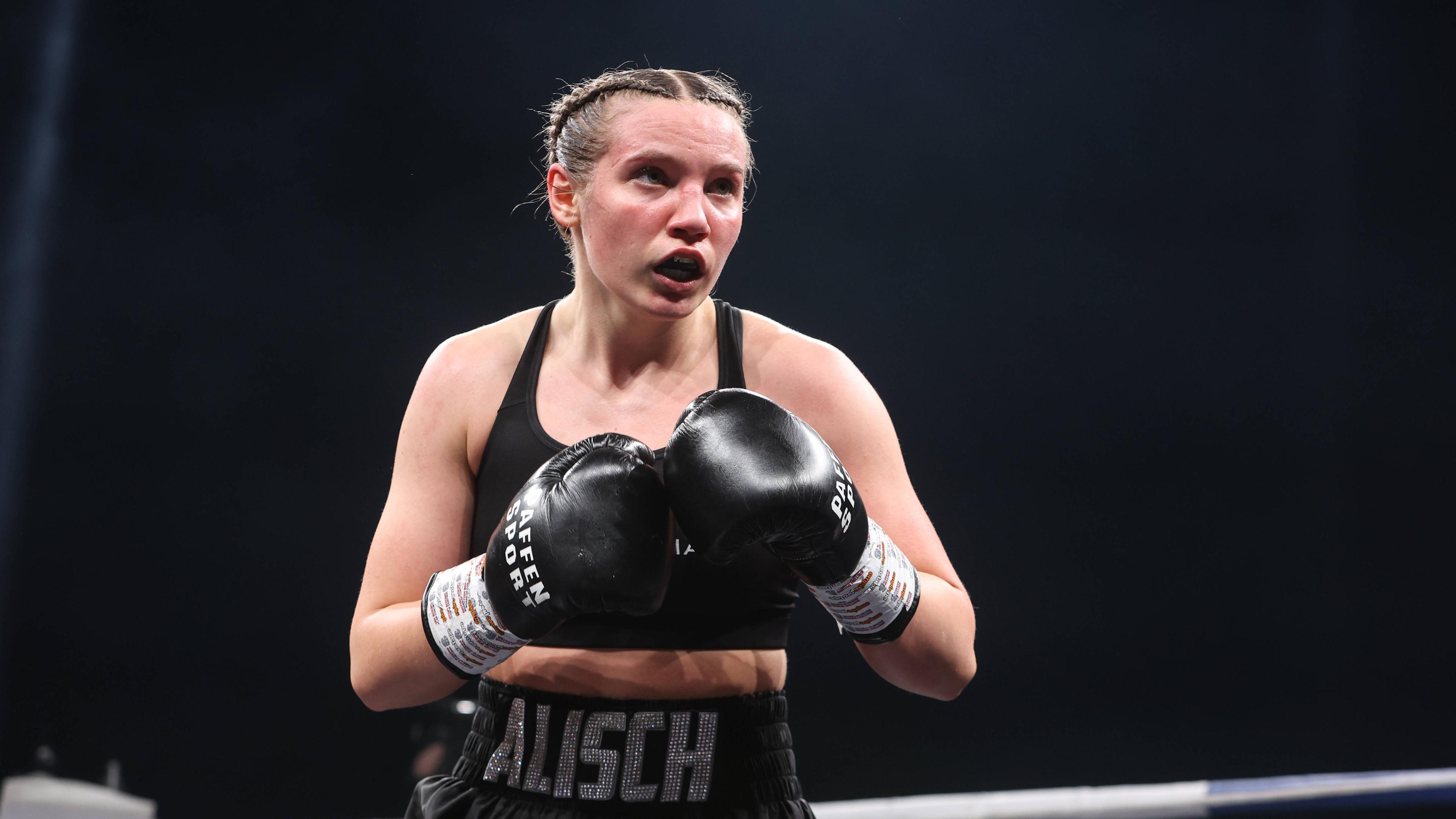Boxerin Sophie Alisch im Kampf gegen Amel Anouar am 19. März 2022