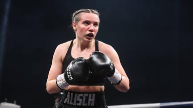 Boxerin Sophie Alisch im Kampf gegen Amel Anouar am 19. März 2022