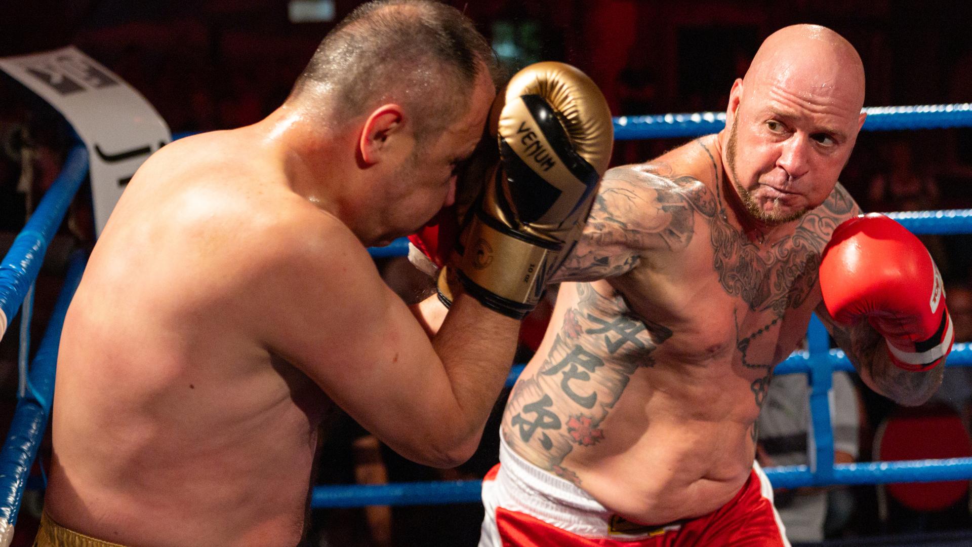 Daniel Bertz (rechts) gewinnt für Thüringen gegen Hasan Arli für Nürnberg im Bratwurstmuseum Mühlhausen.