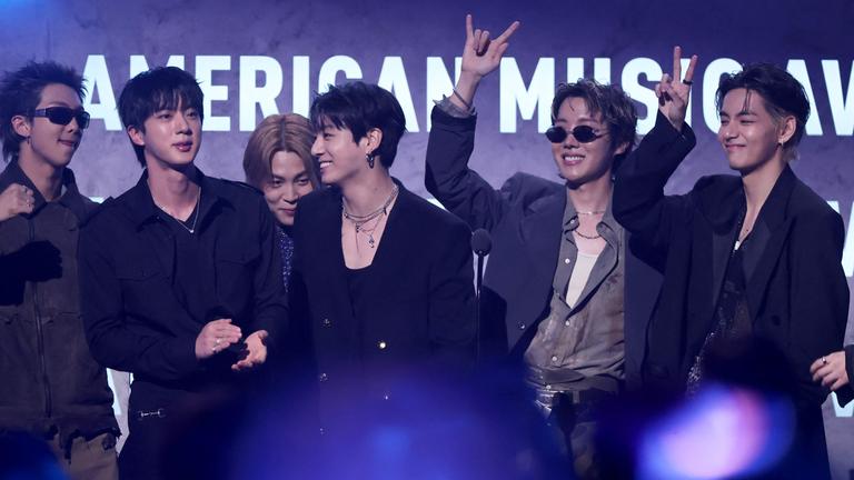Die südkoreanische Boyband BTS nimmt am 25.05.2026 bei den American Music Awards in der MGM Grand Garden Arena in Las Vegas, Nevada, auf der Bühne den Preis als „Künstler des Jahres“ entgegen.