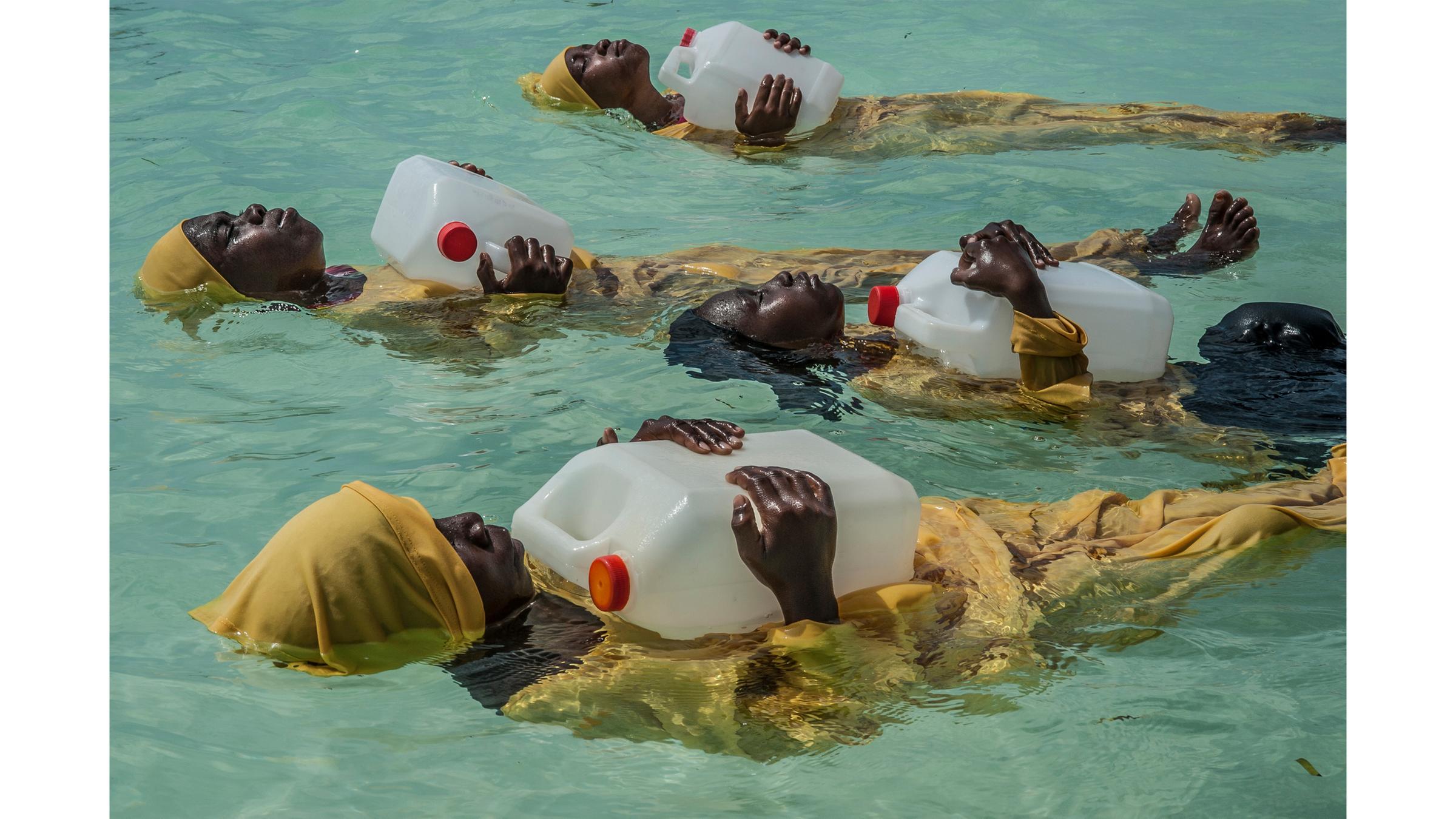 Mädchen der Kijini-Grundschule im Burkini im Wasser