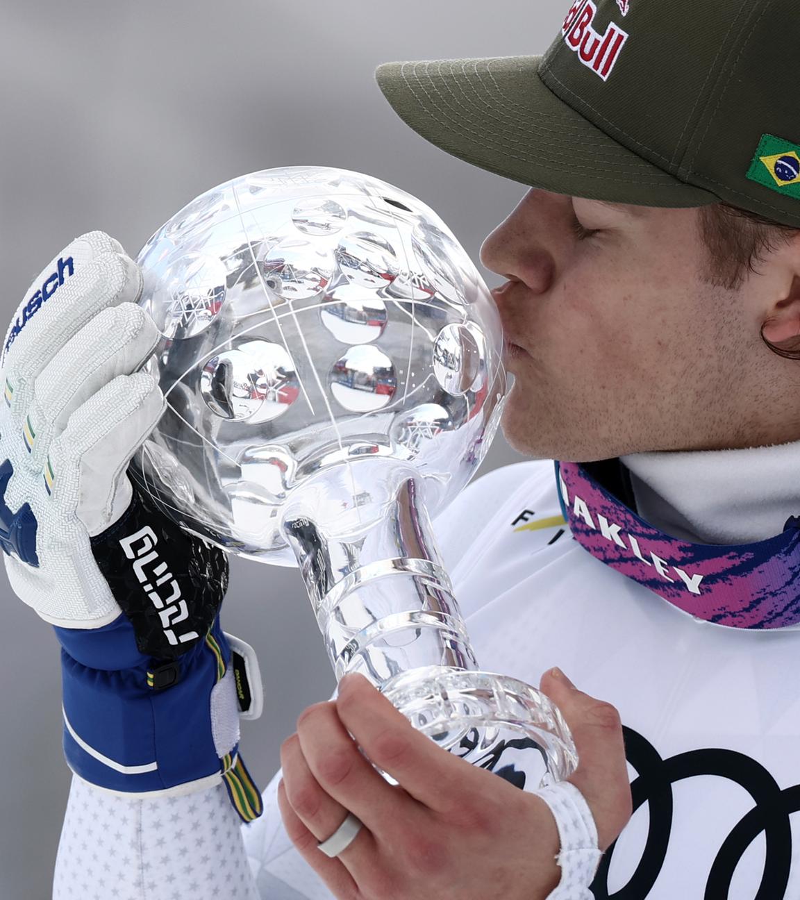 Lucas Pinheiro Braathen küsst die Kristallkugel für den Riesenslalom-Weltcup