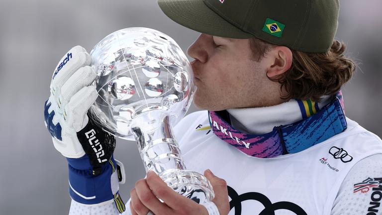 Lucas Pinheiro Braathen küsst die Kristallkugel für den Riesenslalom-Weltcup