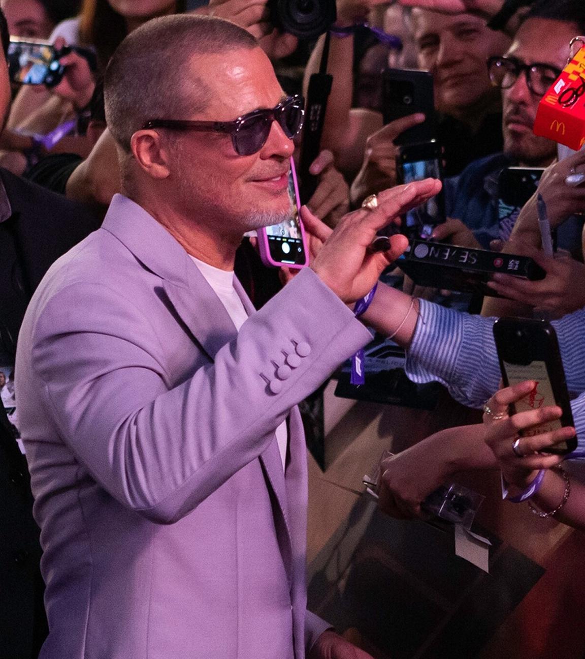 Brad Pitt vor Journalisten und Kameras
