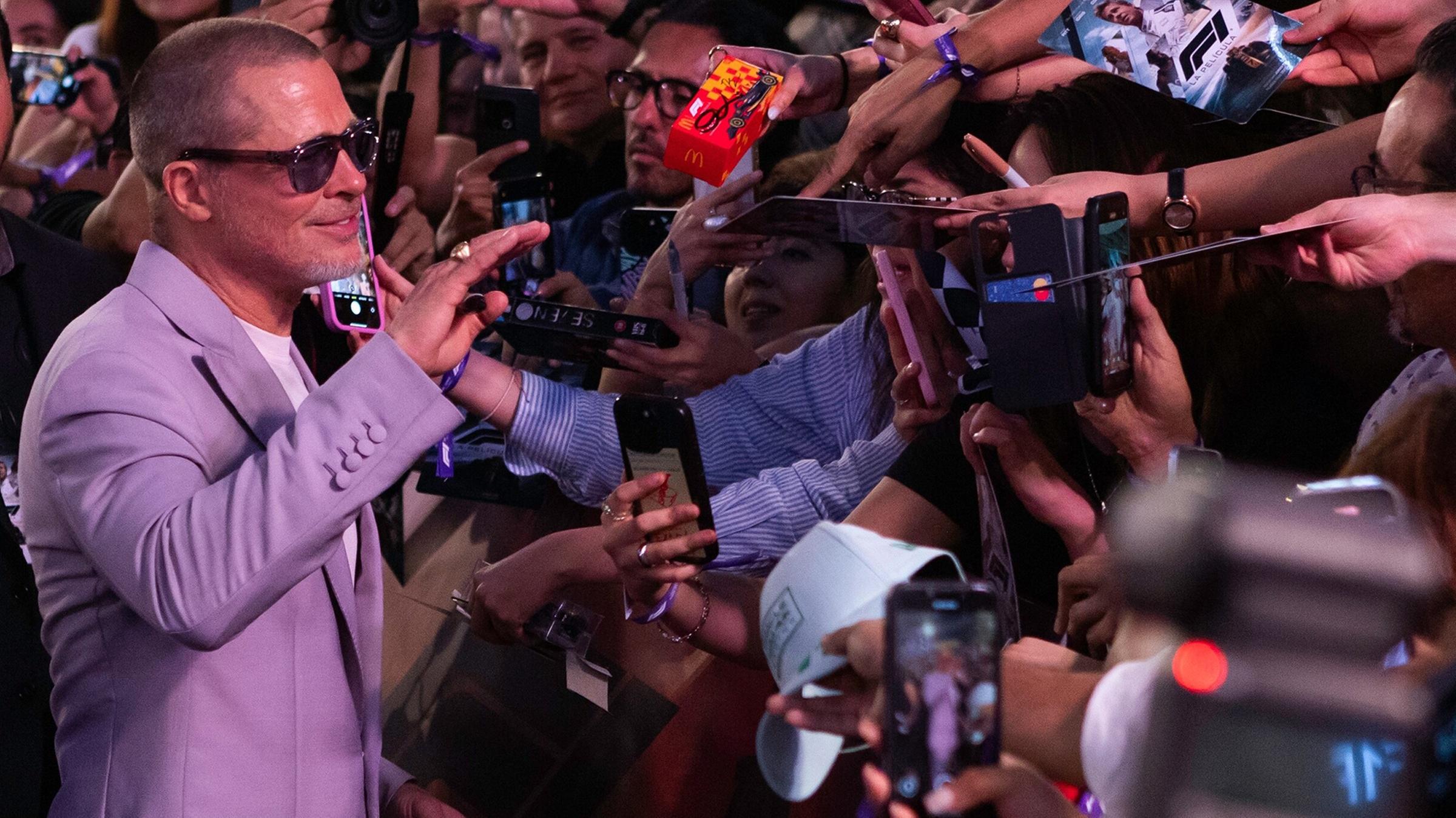 Brad Pitt vor Journalisten und Kameras