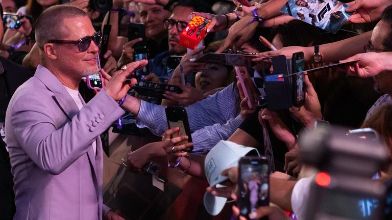 Brad Pitt vor Journalisten und Kameras