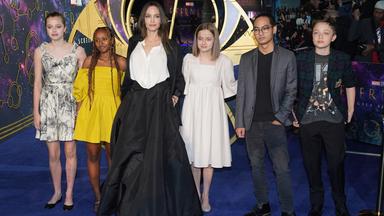 Angelina Jolie mit fünf ihrer sechs Kinder auf einer Gala