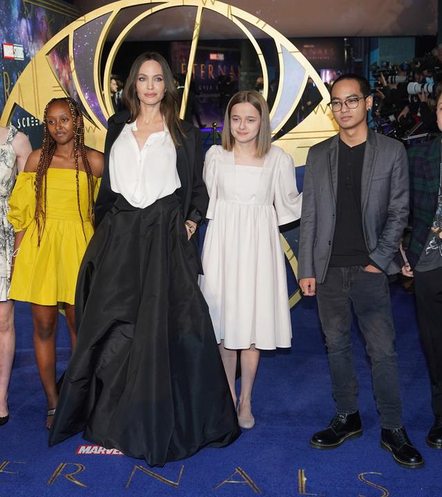 Angelina Jolie mit fünf ihrer sechs Kinder auf einer Gala