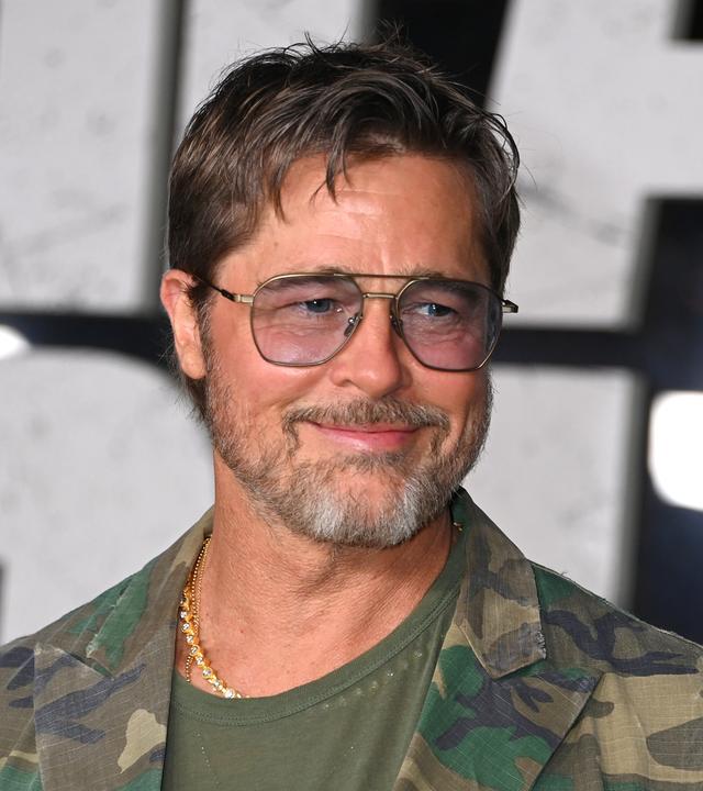 Das Bild zeigt eine Nahaufnahme von Brad Pitt auf der Premiere seines Films "Eiserne Wildnis".
