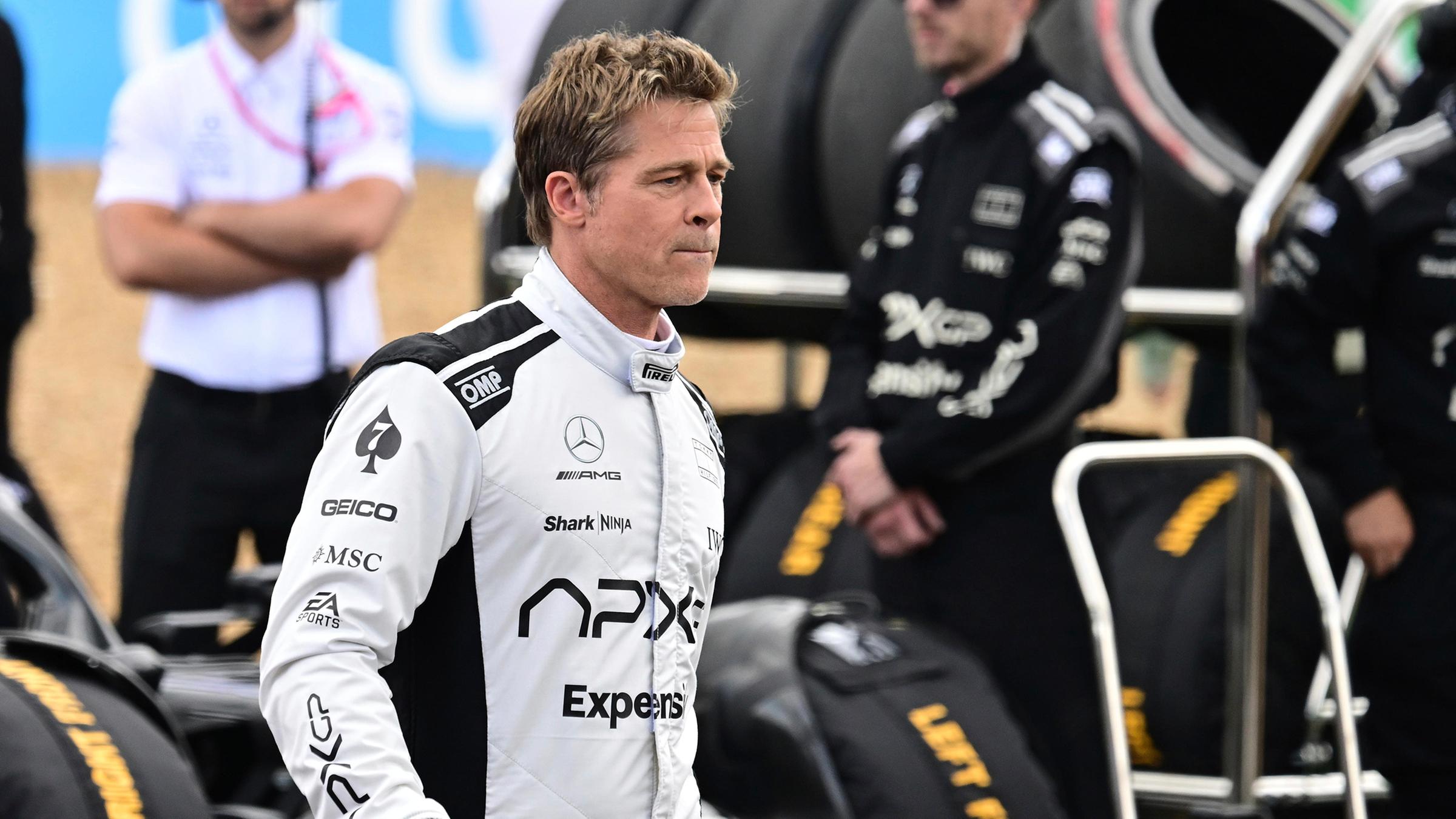 Brad Pitt in Renn-Anzug