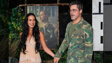 Ein ziemlich ungleiches Paar gaben Brad Pitt und Ines de Ramon bei der Weltpremiere seines neuen Filmes in Tennessee. Er posierte im Tarnfleck, sie im romantischen Spitzenkleid. (17.09.2026)