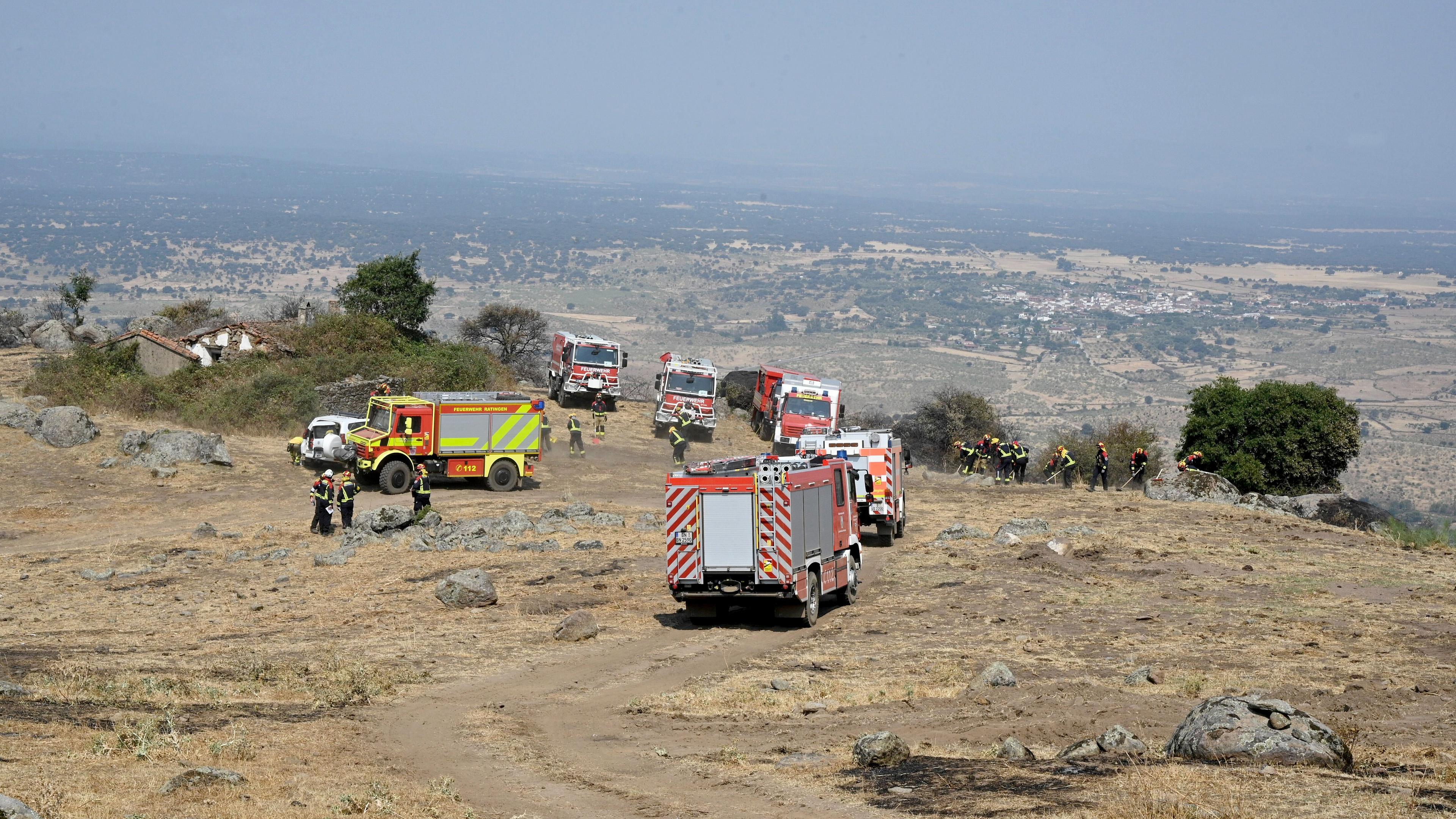 Feuerwehrleute aus Deutschland richten auf einer Hochebene in der Region Extremadura zeitaufwändig eine sogenannte Safety Zone ein.