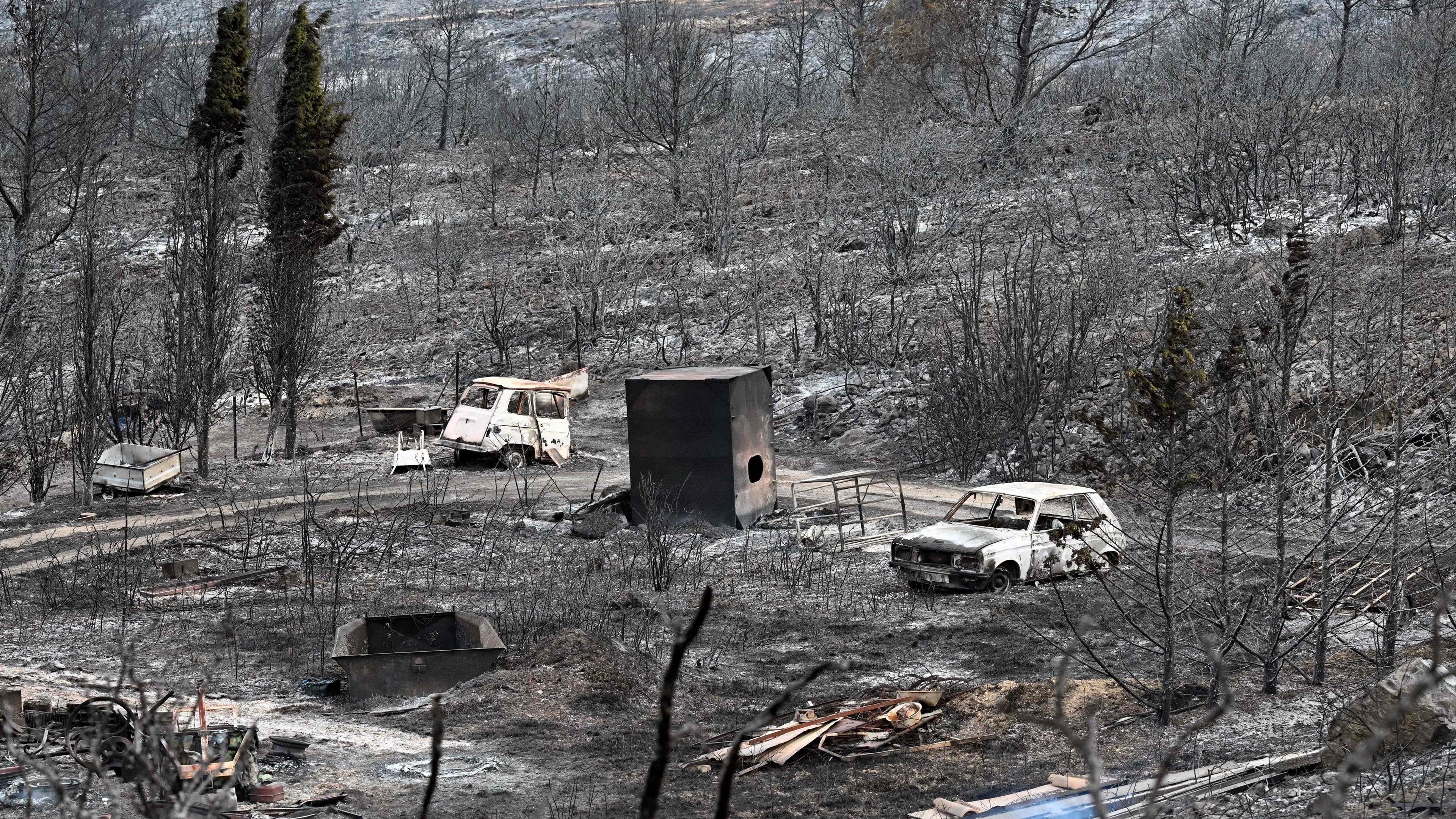 Dieses Foto zeigt ausgebrannte Autos in einem Gebiet, das am 6. August 2025 in der Nähe von Fontjoncouse im Südwesten Frankreichs von einem Waldbrand verwüstet wurde. 
