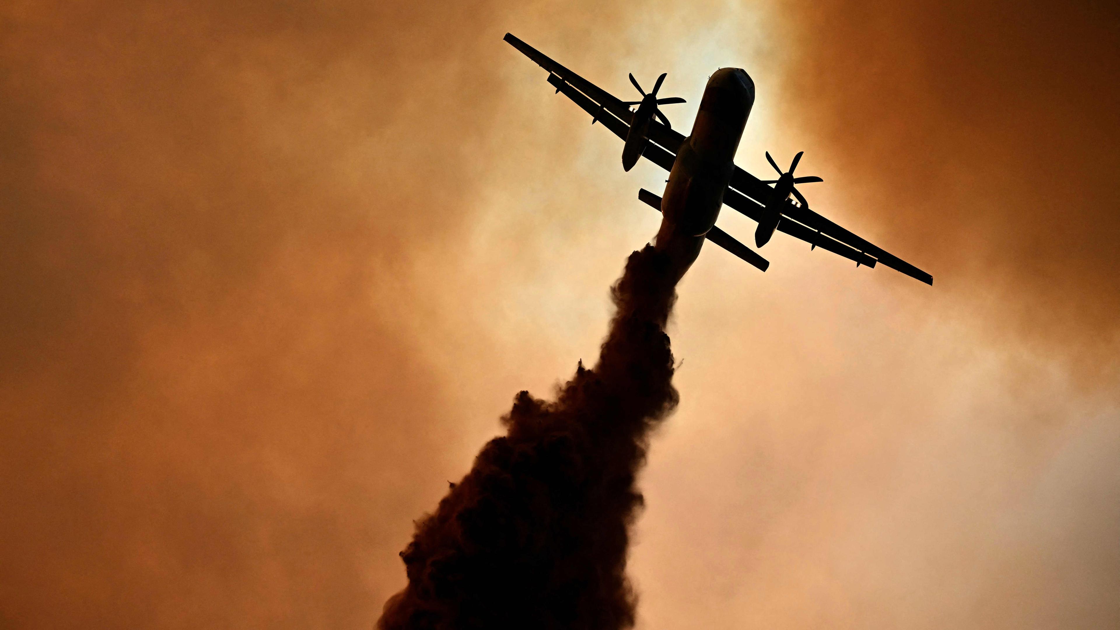 Dieses Foto zeigt ein Löschflugzeug der französischen Zivilschutzbehörde, das am 6. August 2025 in der Nähe von Fontjoncouse im Südwesten Frankreichs Löschmittel über einem Waldbrand abwirft.