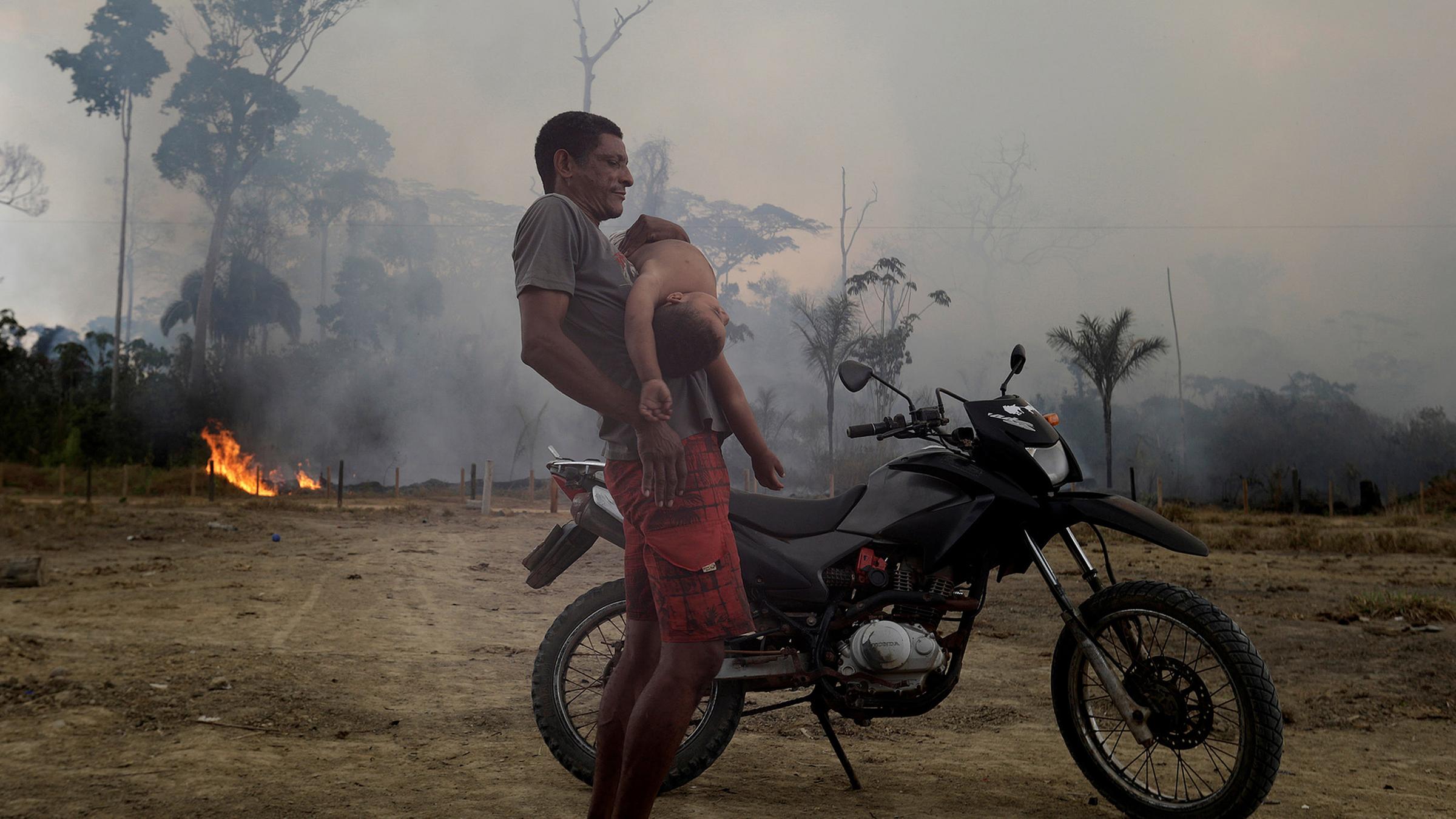 Anwohner umgeben von den Bränden im Amazonasgebiet am 27.07.2019 nah Porto Velho, Brasilien
