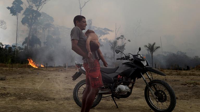 Anwohner umgeben von den Bränden im Amazonasgebiet am 27.07.2019 nah Porto Velho, Brasilien