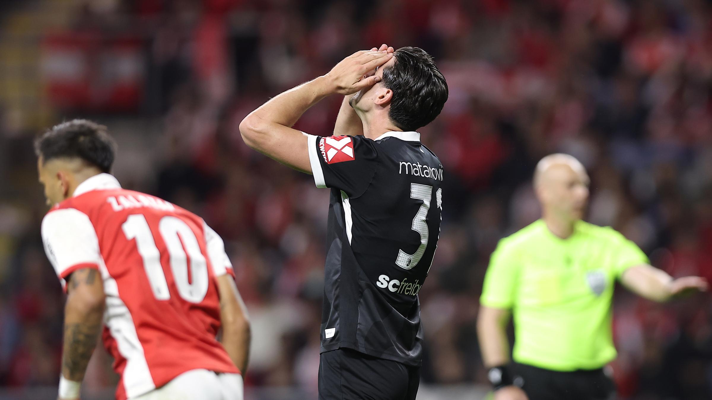 Freiburgs Igor Matanovic hält sich die Hände vors Gesicht.
