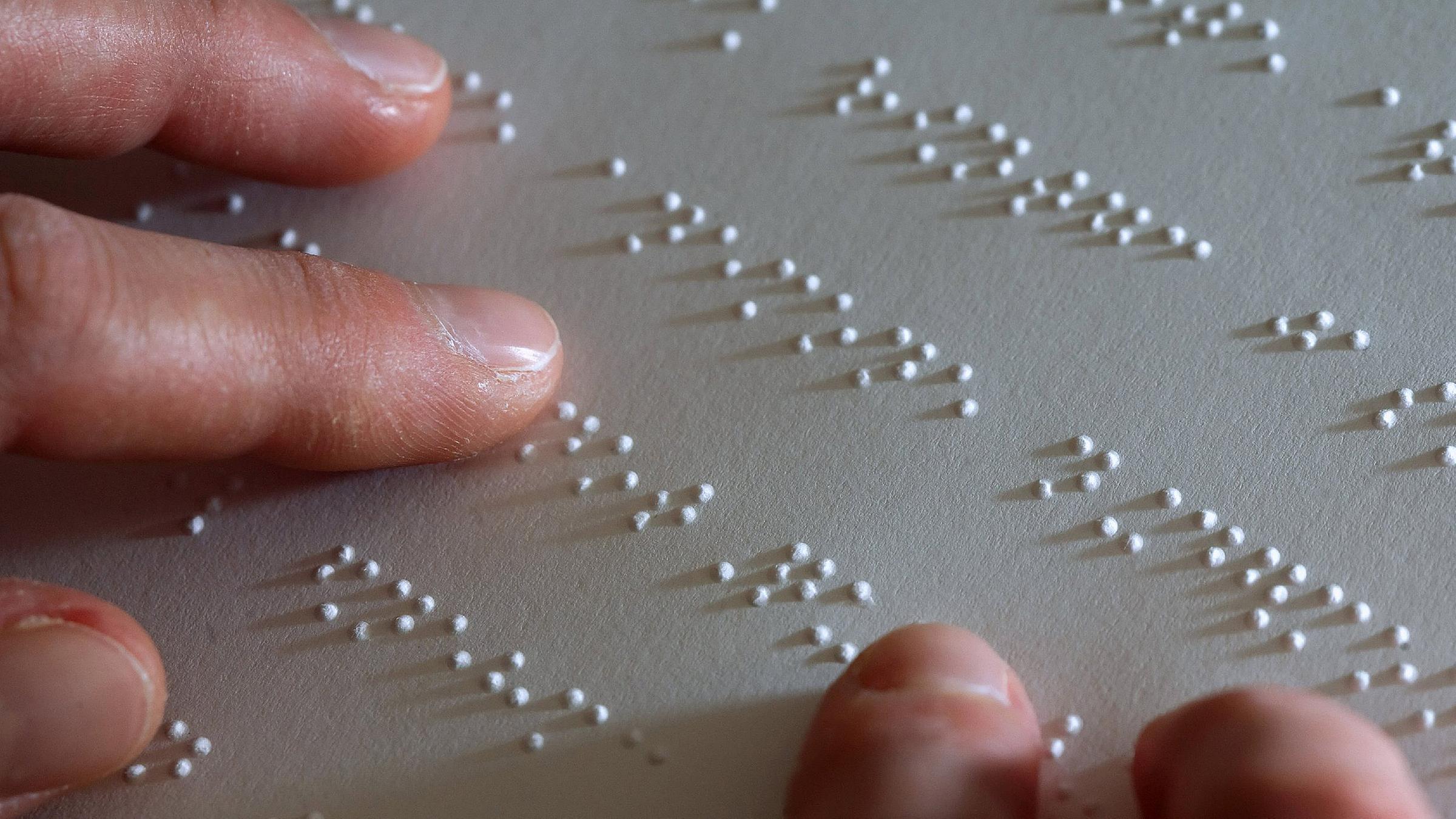 Archiv: Mit den Fingerspitzen ertastet eine erblindete Frau einen Übungstext in Punktschrift, aufgenommen am 05.03.2008