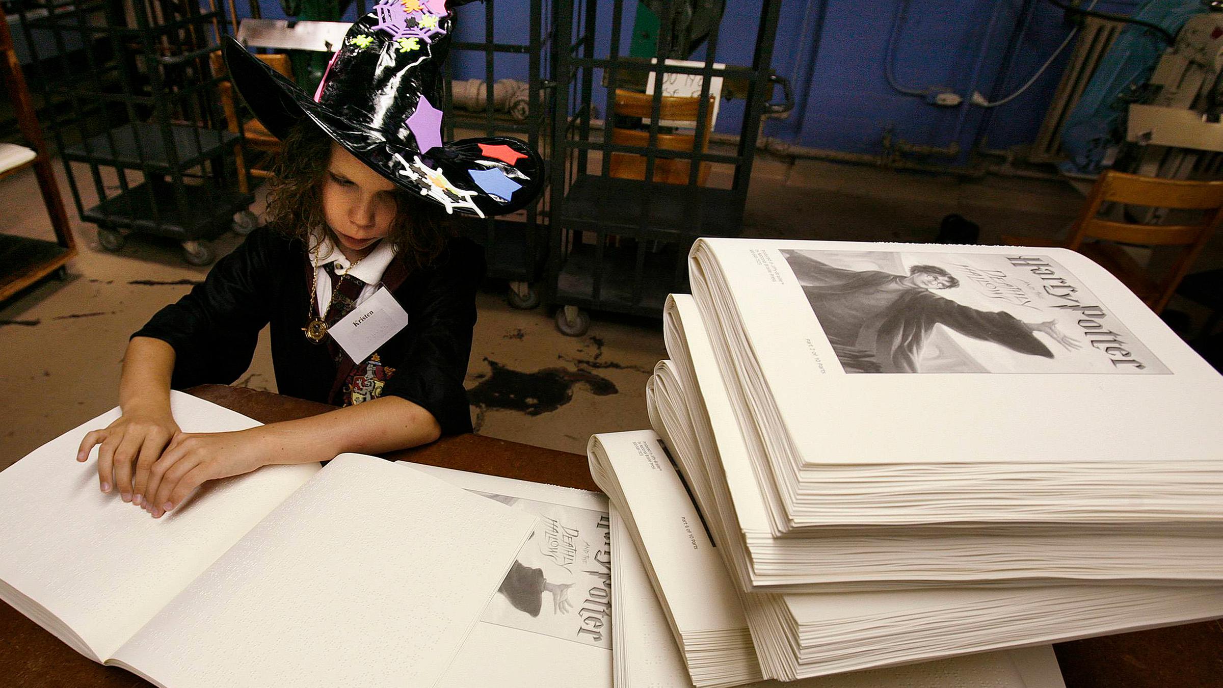 Archiv: Ein blindes Mädchen liest "Harry Potter" in Brailleschrift