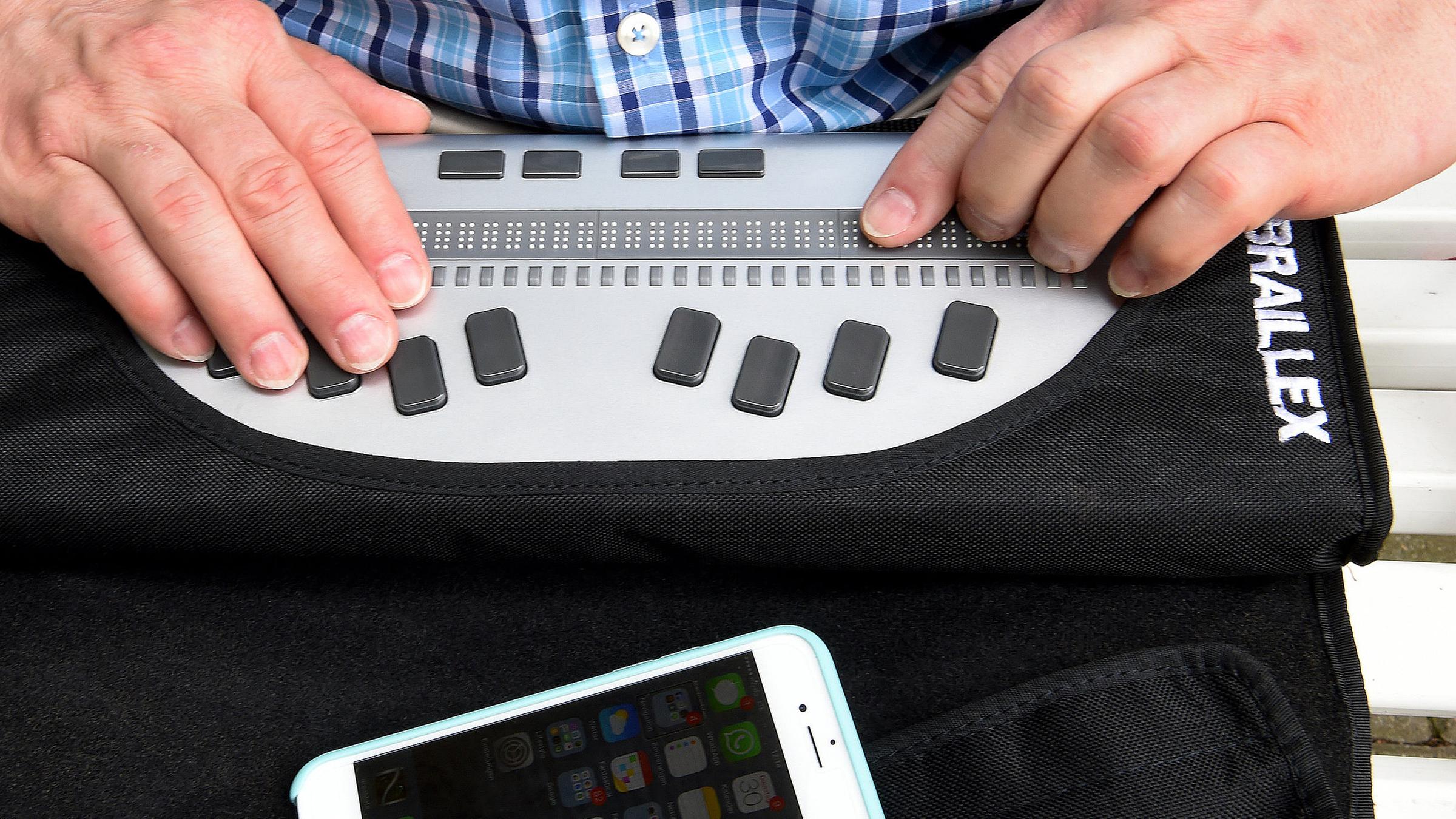 Archiv: Braillezeile als Hilfsmittel für Sehbehinderte