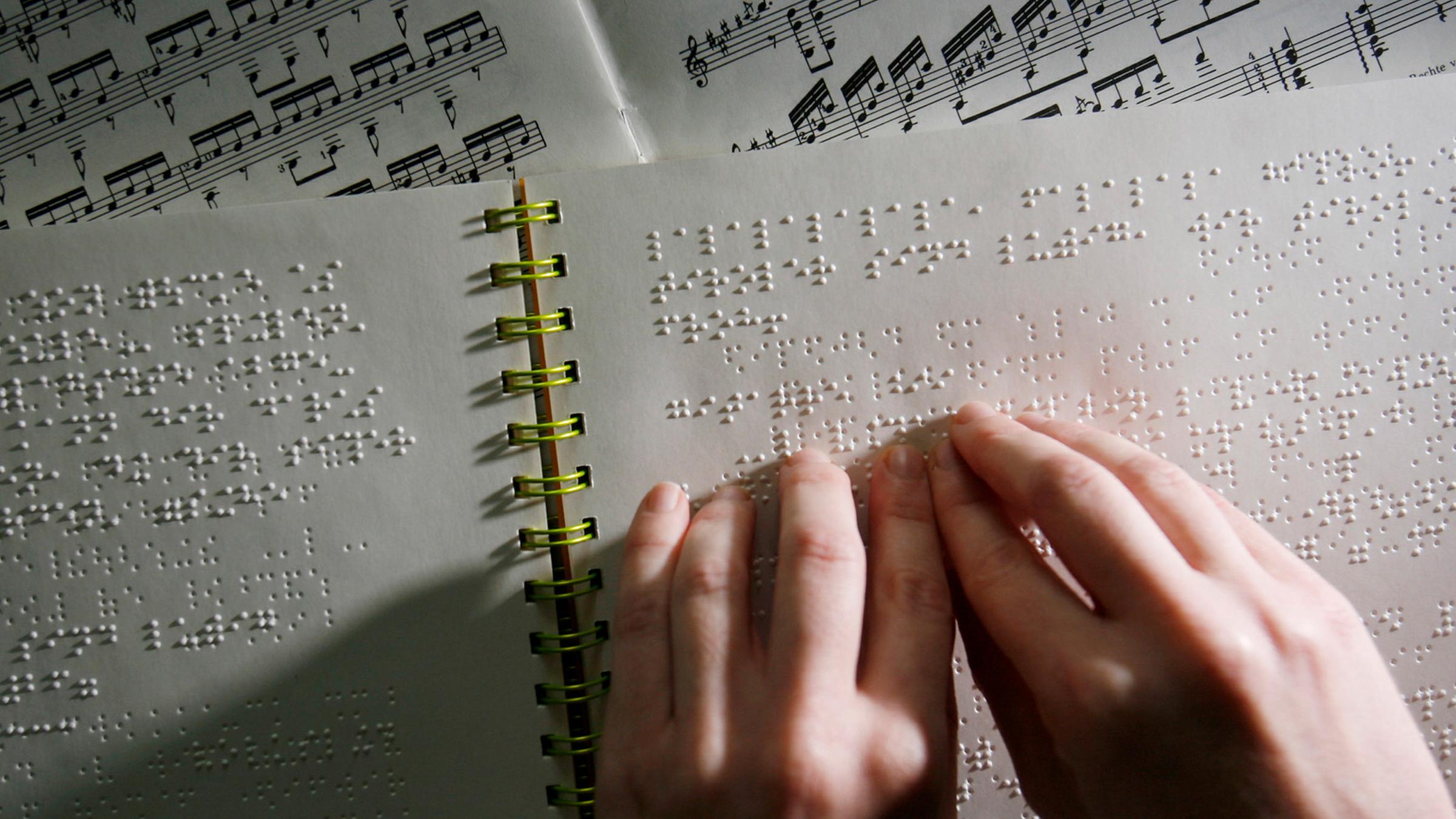 Archiv: Notenblatt in Brailleschrift in der Deutschen Zentralbücherei für Blinde (DZB) in Leipzig
