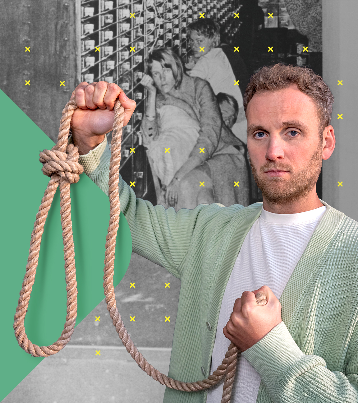 Dr. Leon Windscheid steht vor einer historischen Schwarz-Weiß-Aufnahme, die mehrere sitzende Menschen zeigt. Er hält in der rechten Hand ein Stück Seil mit einer Schlinge und blickt dabei ernst in die Kamera