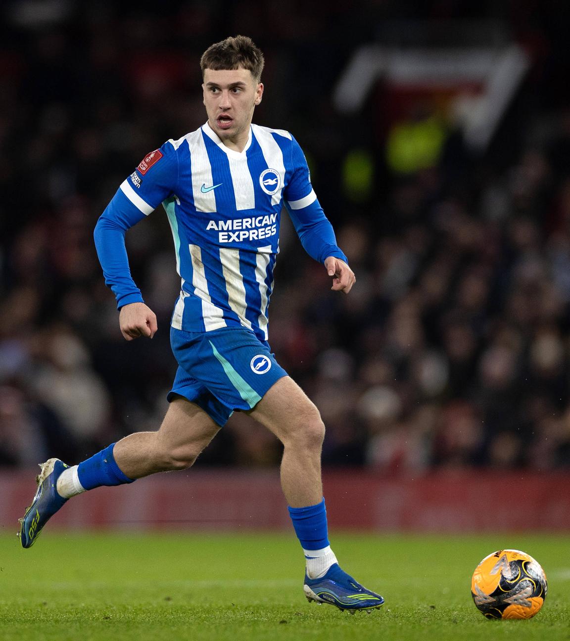 Fußballer Brajan Gruda von Brighton & Hove Albion läuft mit dem Ball während des Spiels der dritten Runde des Emirates FA Cup zwischen Manchester United und Brighton & Hove Albion am 11.01.2026 in Manchester, England. 