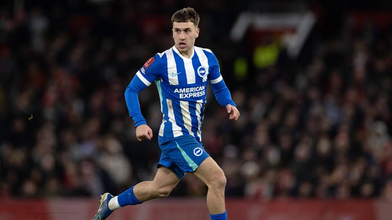 Fußballer Brajan Gruda von Brighton & Hove Albion läuft mit dem Ball während des Spiels der dritten Runde des Emirates FA Cup zwischen Manchester United und Brighton & Hove Albion am 11.01.2026 in Manchester, England. 